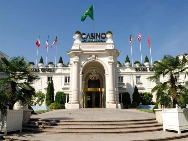 Le Casino d'Aix les Bains proche de l'oasis du Sierroz