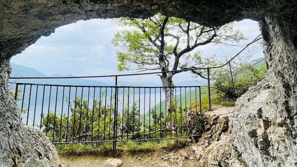 Grotte des fées proche de l'oasis du Sierroz