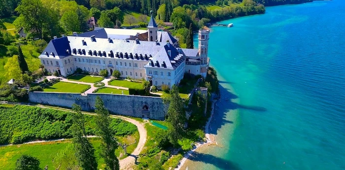L'abbaye de Hautecombe proche de l'oasis du Sierroz