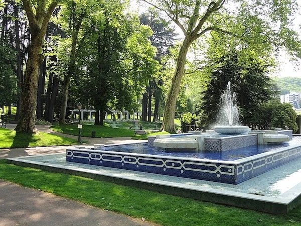 Le parc des thermes et le bois Vidal proche de l'oasis du Sierroz