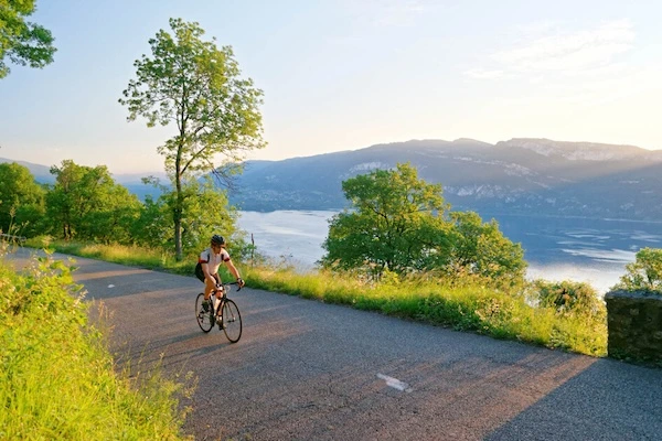Le tour du lac à vélo proche de l'oasis du Sierroz